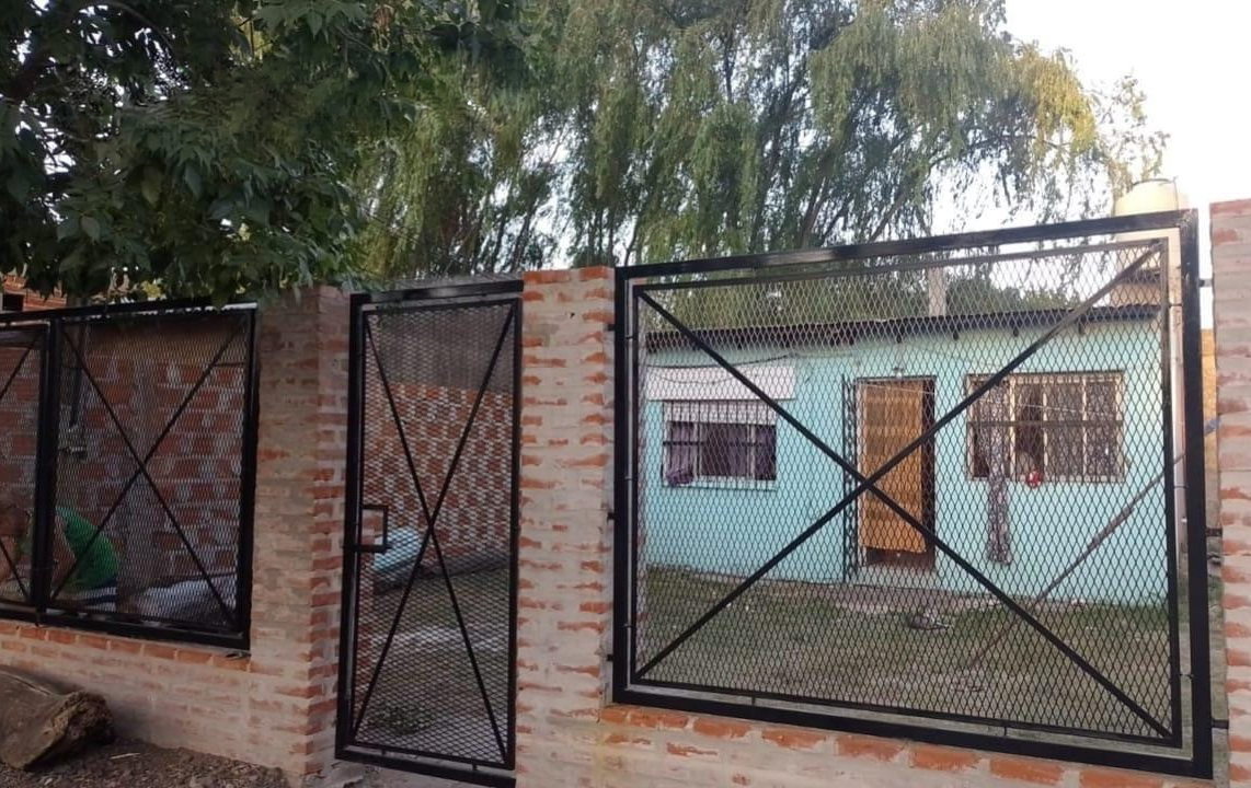 Cerramiento de hierro y malla