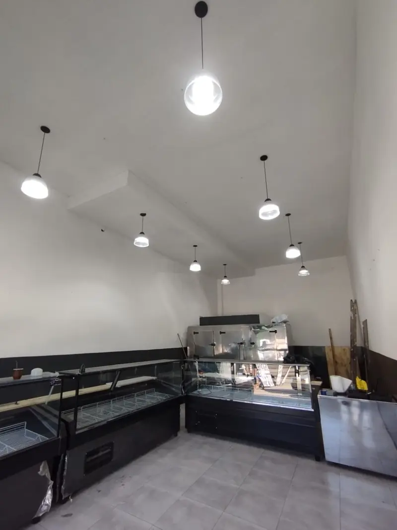 Instalación de iluminación en local comercial