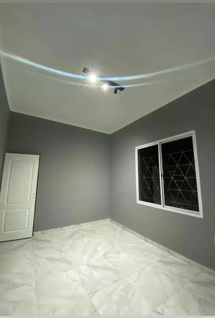 Trabajo de pintura en pared y techo